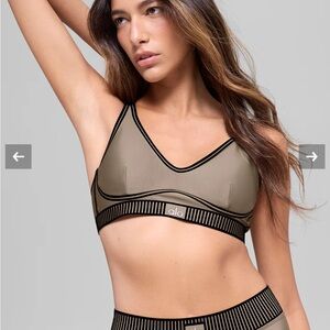 ALO Yoga Gravel Airlift Line Up Bra